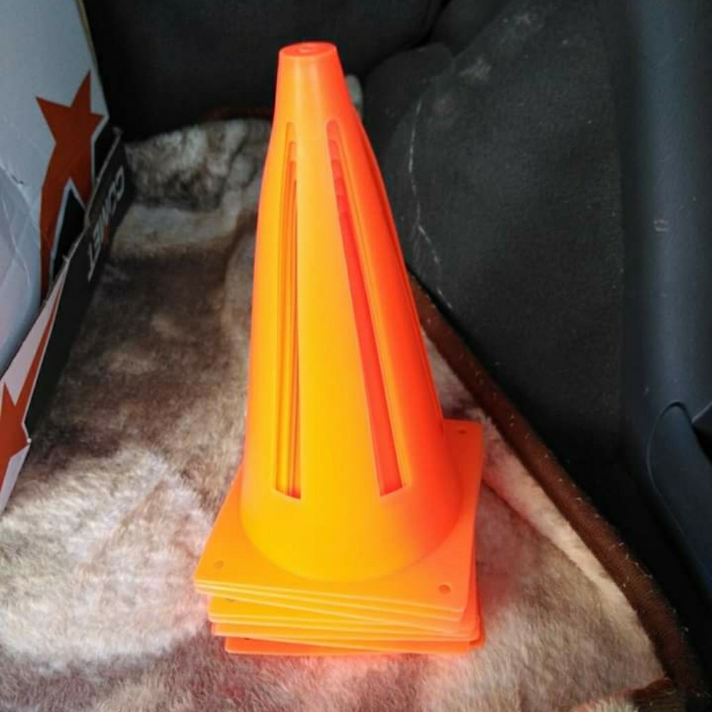 8 sports cones